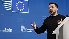 Le président ukrainien Volodymyr Zelensky s'adresse aux médias lors d'un sommet de l'UE à Bruxelles, le 19 décembre 2024. 