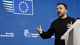 El presidente de Ucrania, Volodymyr Zelenskyy, habla en una conferencia de prensa durante una cumbre de la UE en Bruselas, el 19 de diciembre de 2024.