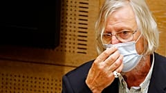 Дидье Рауль принимает участие в слушаниях в комиссии Сената по расследованию того, как власти справились с кризисом COVID-19 в 2020 году.