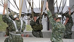 Entrainement des parachutistes de l'armée taïwanaise sur une base aérienne du comté de Pingtung, dans le sud de Taïwan, le 19.12.2024.