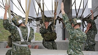Entrainement des parachutistes de l'armée taïwanaise sur une base aérienne du comté de Pingtung, dans le sud de Taïwan, le 19.12.2024.