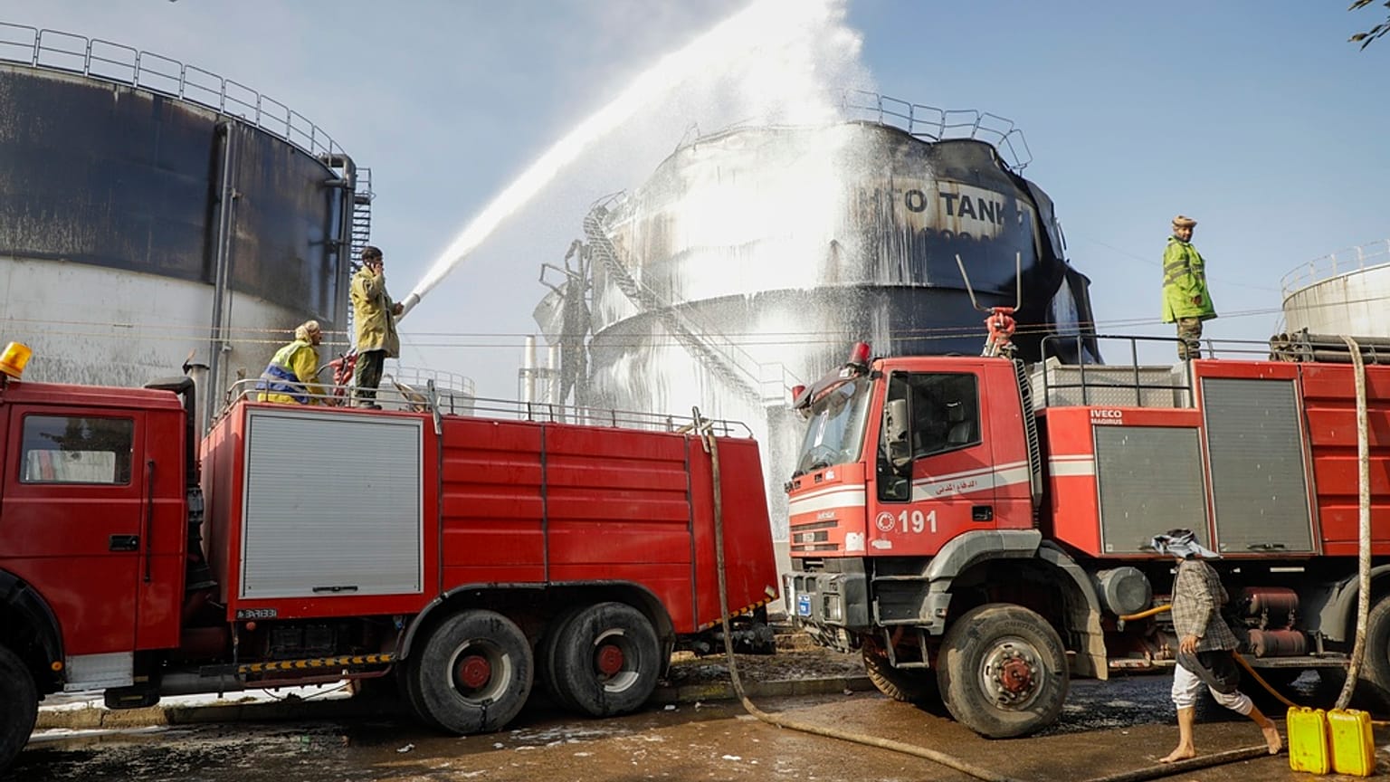 Husilerin kontrolündeki Sana'da itfaiye ekipleri, İsrail hava saldırısı sonrası hasar alan bir petrol üretim tesisine müdahalede bulunuyor, 19 Aralık 2024