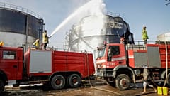 Husilerin kontrolündeki Sana'da itfaiye ekipleri, İsrail hava saldırısı sonrası hasar alan bir petrol üretim tesisine müdahalede bulunuyor, 19 Aralık 2024