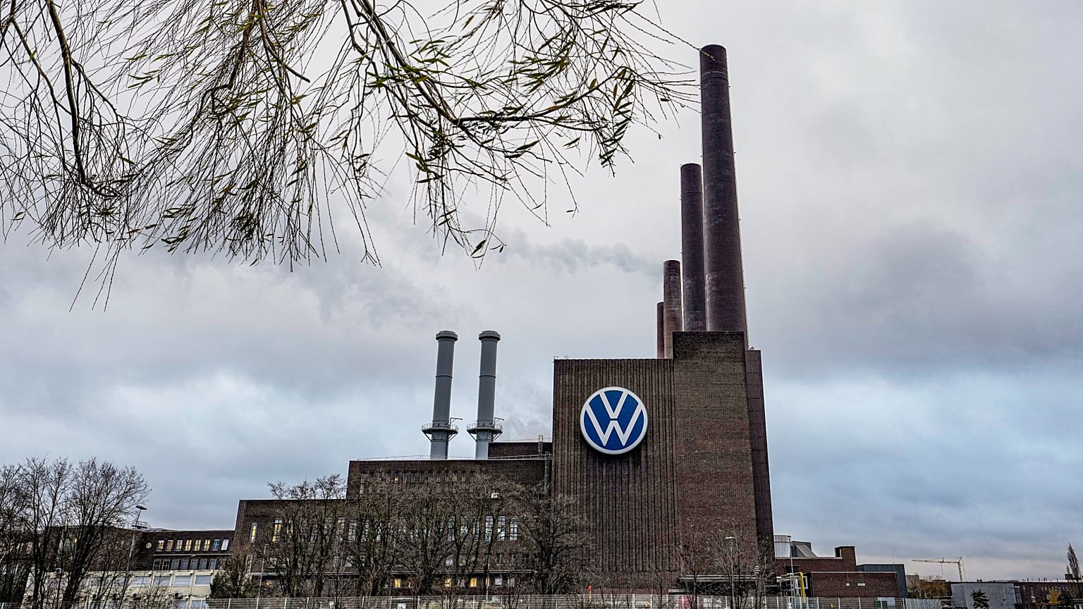Το κεντρικό εργοστάσιο της Volkswagen κατά τη διάρκεια απεργίας των εργαζομένων στο Βόλφσμπουργκ της Γερμανίας, Δευτέρα 9 Δεκεμβρίου 2024.