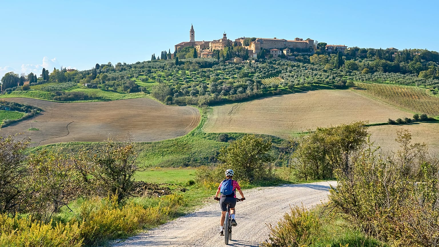 Cycliste dans la région de Ghianti, près de la ville médiévale de Pienza, Toscane, Italie