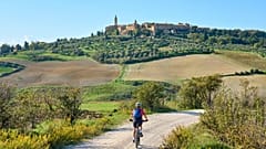 Cycliste dans la région de Ghianti, près de la ville médiévale de Pienza, Toscane, Italie
