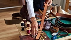 Artisan travaillant sur une ceinture en cuir faite à la main