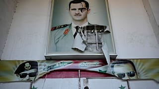 پوستر پاره شده، بشار اسد، رئیس جمهور برکنار شده سوریه را در دمشق، سوریه نشان می دهد (14 دسامبر 2024)