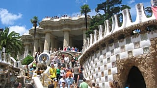 Des visiteurs se promènent dans le parc Güell à Barcelone, en Espagne.