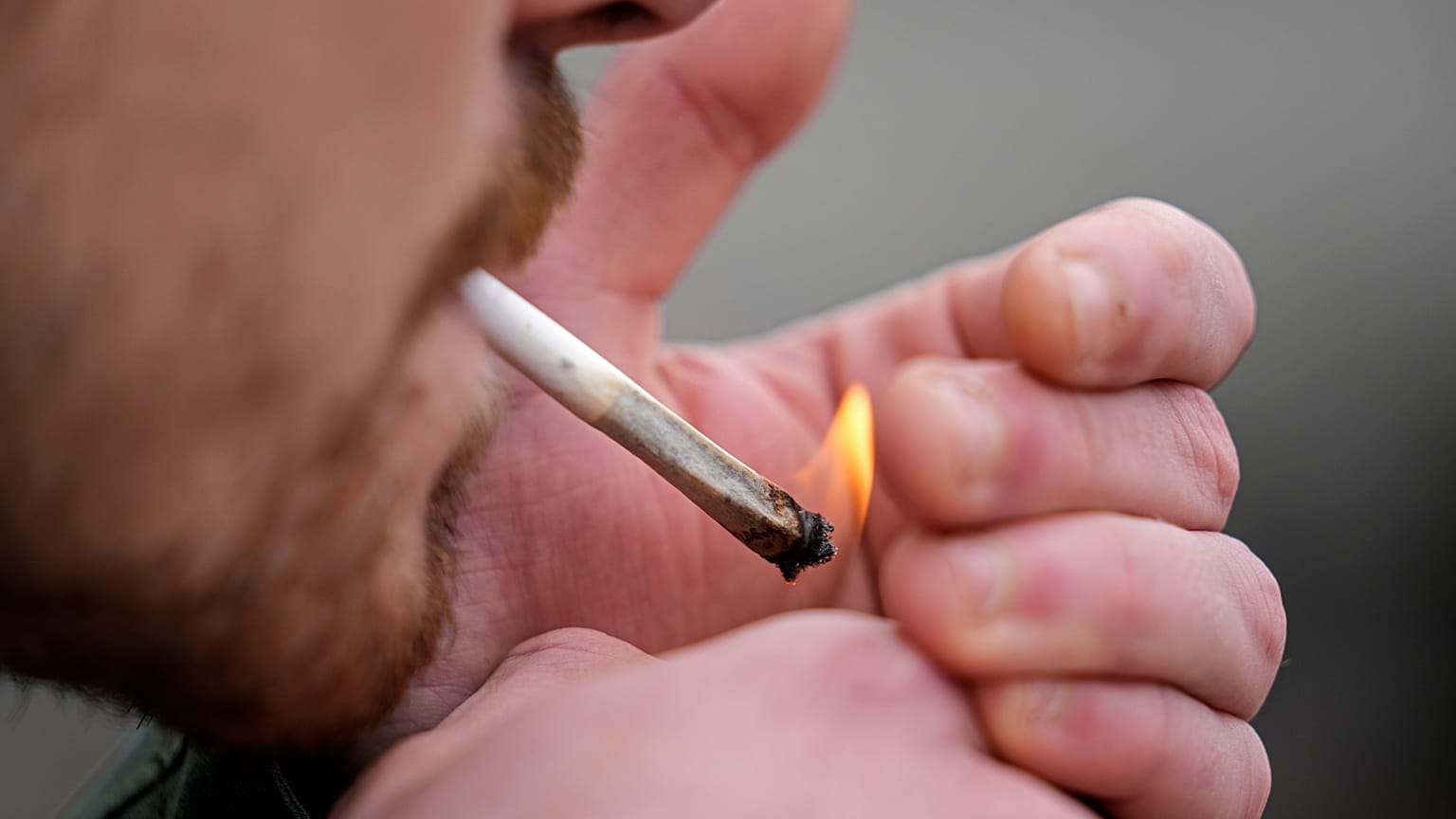 Ein Mann raucht Cannabis in Köln, Deutschland, bei einer öffentlichen Konsumveranstaltung zum Start eines neuen Gesetzes im April 2024. 