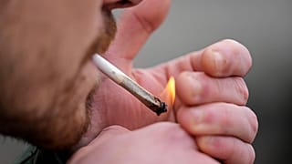 Un hombre fuma cannabis en Colonia, Alemania, en un acto de consumo público al inicio de una nueva ley en abril de 2024.