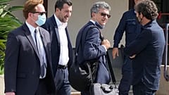 L'ancien ministre de l'Intérieur Matteo Salvini, deuxième à partir de la gauche, passe devant le fondateur d'Open Arms, Oscar Camps, à droite, devant le tribunal de Palerme, Italie, samedi 23 octobre 2021. 