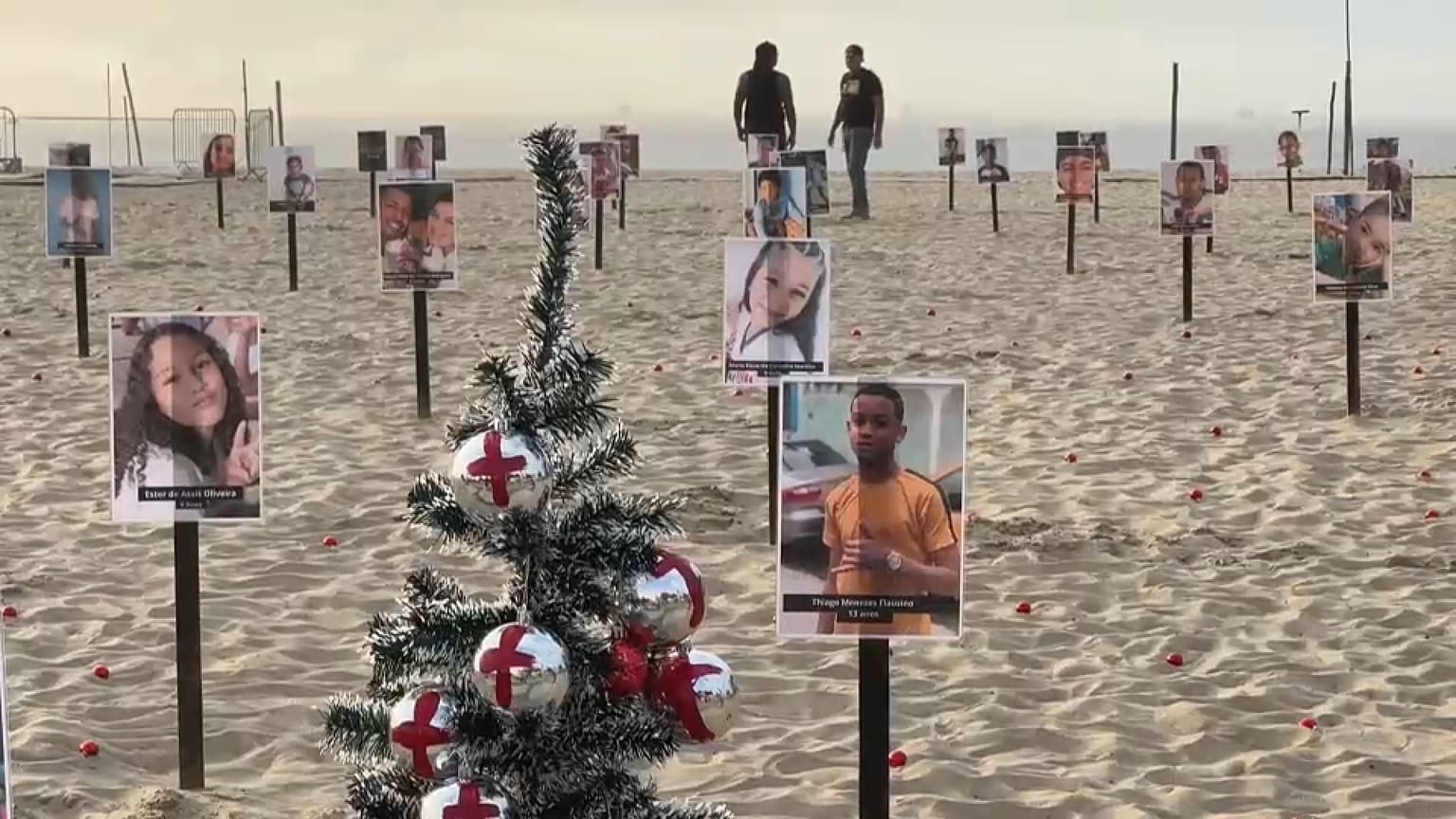 Organizacja pozarządowa Rio de Paz zorganizowała w środę demonstrację na plaży Copacabana, aby zażądać od rządu odpowiedzi na temat gwałtownych zgonów dzieci w Rio de Janeiro 