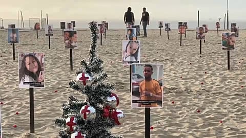 Organizacja pozarządowa Rio de Paz zorganizowała w środę demonstrację na plaży Copacabana, aby zażądać od rządu odpowiedzi na temat gwałtownych zgonów dzieci w Rio de Janeiro 