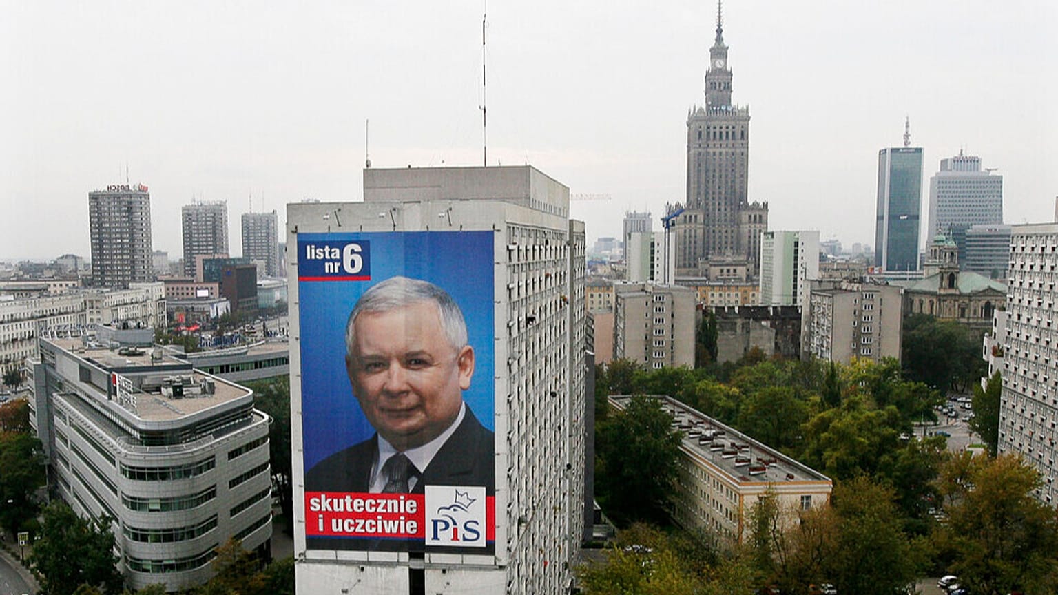 Un gran cartel de la campaña electoral del partido Ley y Justicia (PiS), en el que aparece el primer ministro polaco Jaroslaw Kaczynski, en el centro de Varsovia, Polonia, lunes 8 de octubre de 2007.