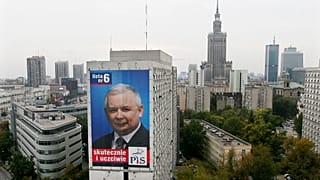 Um grande cartaz da campanha eleitoral do partido Lei e Justiça (PiS) com a imagem do Primeiro-Ministro polaco Jaroslaw Kaczynski é visto no centro de Varsóvia, Polónia, segunda-feira, 8 de outubro de 2007.