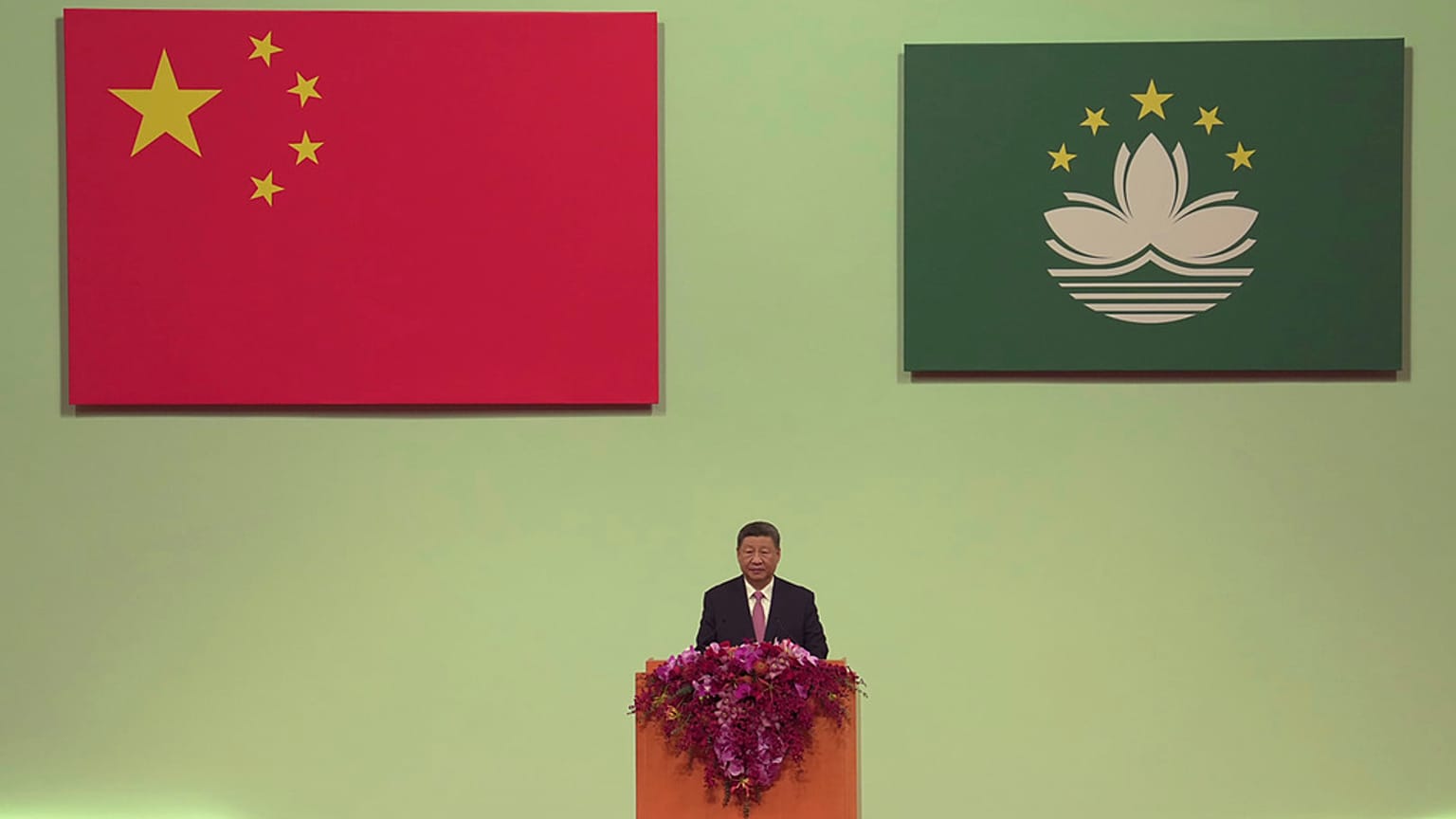 Il Presidente cinese Xi Jinping assiste all'insediamento del nuovo leader di Macao, Sam Hou Fai, nel 25° anniversario del trasferimento della sovranità di Macao alla Cina