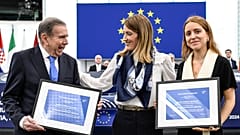 Edmundo Gonzalez Urrutia, Roberta Metsola és Ana Corina Sosa Strasbourgban, december 17-én 