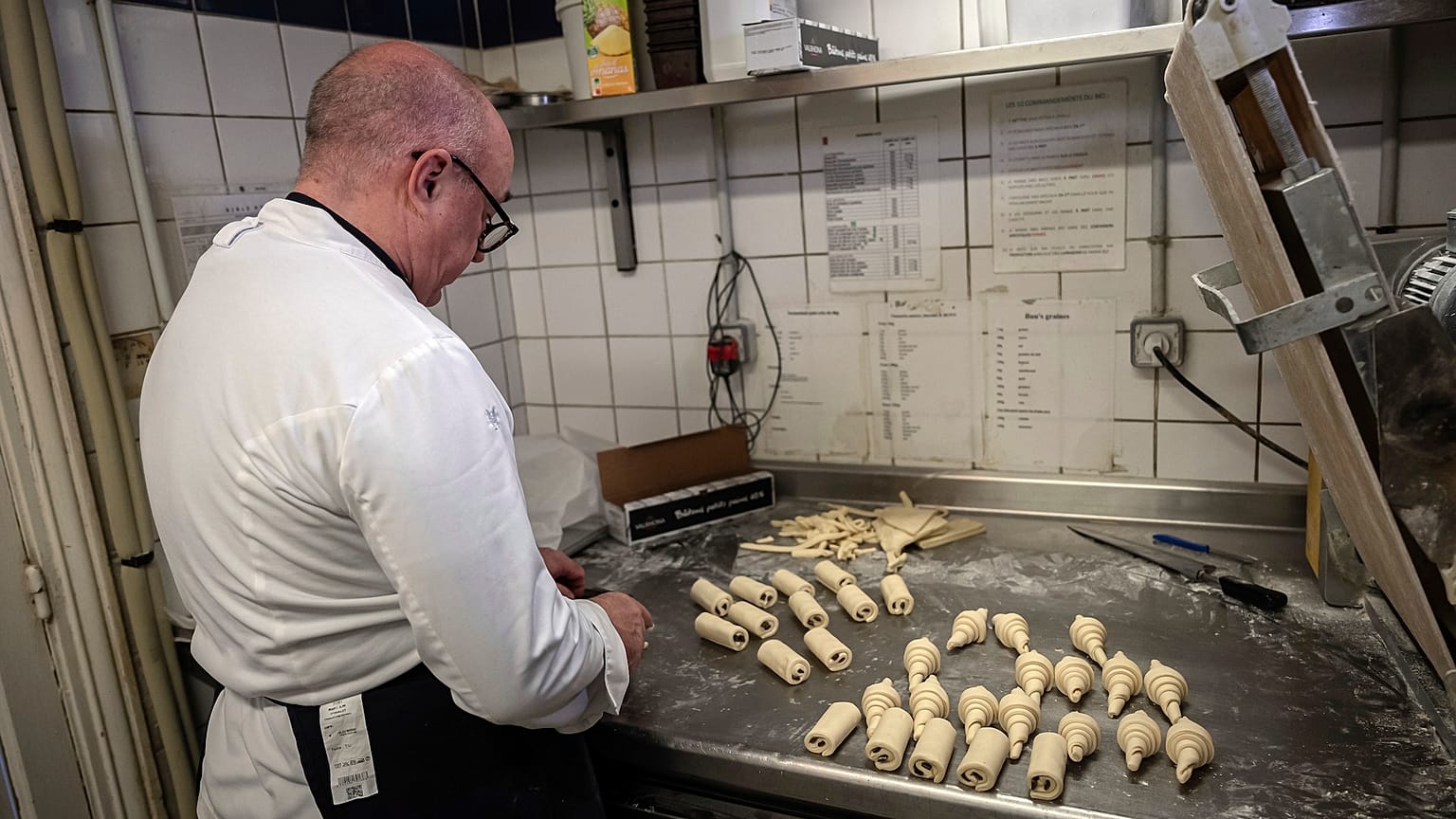 Le boulanger français Arnaud Delmontel prépare des croissants au beurre dans sa boulangerie à Paris.