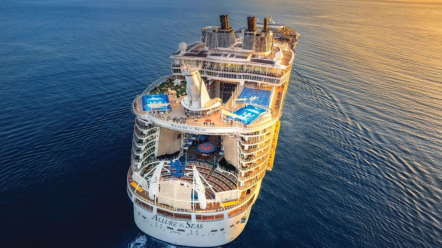 Dev yolcu gemisi Allure of the Seas'de 40'tan fazla restoran ve bar var
