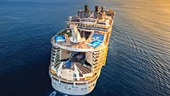 Dev yolcu gemisi Allure of the Seas'de 40'tan fazla restoran ve bar var