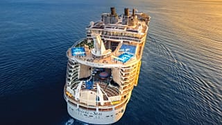 Dev yolcu gemisi Allure of the Seas'de 40'tan fazla restoran ve bar var