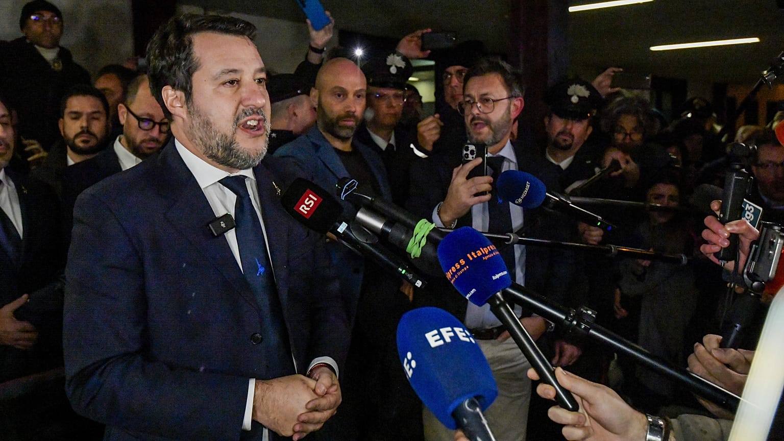 İtalya Başbakan Yardımcısı Matteo Salvini, Sicilya'daki Palermo mahkemesinden ayrılırken gazetecilere konuşuyor, 20 Aralık, 2024