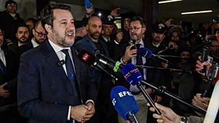 İtalya Başbakan Yardımcısı Matteo Salvini, Sicilya'daki Palermo mahkemesinden ayrılırken gazetecilere konuşuyor, 20 Aralık, 2024