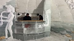 À plus de 2000 mètres d'altitude L'hôtel de glace de Balea Lac dans les montagnes de Fagaras en Roumanie est en cours de reconstruction, le 19.12.2024
