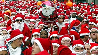 Noel Baba kostümü giymiş bir grup insan, Portekiz'in kuzeyindeki Porto kentinde düzenlenen Noel Baba yürüyüşü sırasında,  19 Aralık 2004