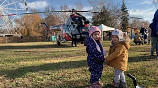 Siófoki kisgyerekek a Mikulás helikoptere előtt