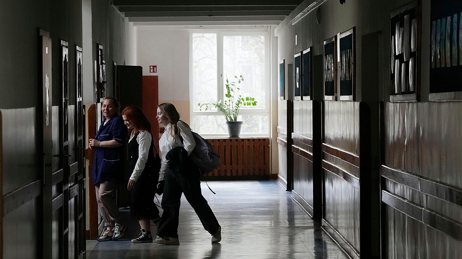 Varşova'daki 223 numaralı ilkokulun koridorunda yürüyen çocuklar, 3 Nisan 2024