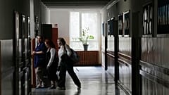 Varşova'daki 223 numaralı ilkokulun koridorunda yürüyen çocuklar, 3 Nisan 2024