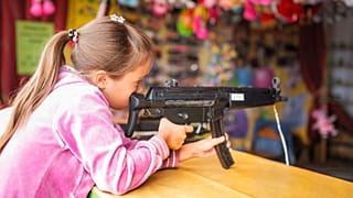 Un niño sostiene una pistola en una imagen de archivo