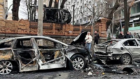 Voitures détruites à la suite d'une attaque russe sur Kiev en Ukraine, le 20.12.2024