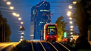 Almanya'nın Frankfurt kentinde bir tramvay Avrupa Merkez Bankası'na doğru ilerliyor