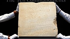 La tablilla completa más antigua de los Diez Mandamientos, con una antigüedad aproximada de 1.500 años, expuesta en Sotheby's de Nueva York.