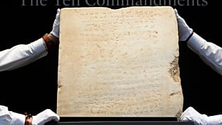 قدیمی ترین لوح کامل ده فرمان، با وزن 115 پوند و تقریباً 1500 سال قدمت دارد، در سوتبی در نیویورک به نمایش گذاشته شده است