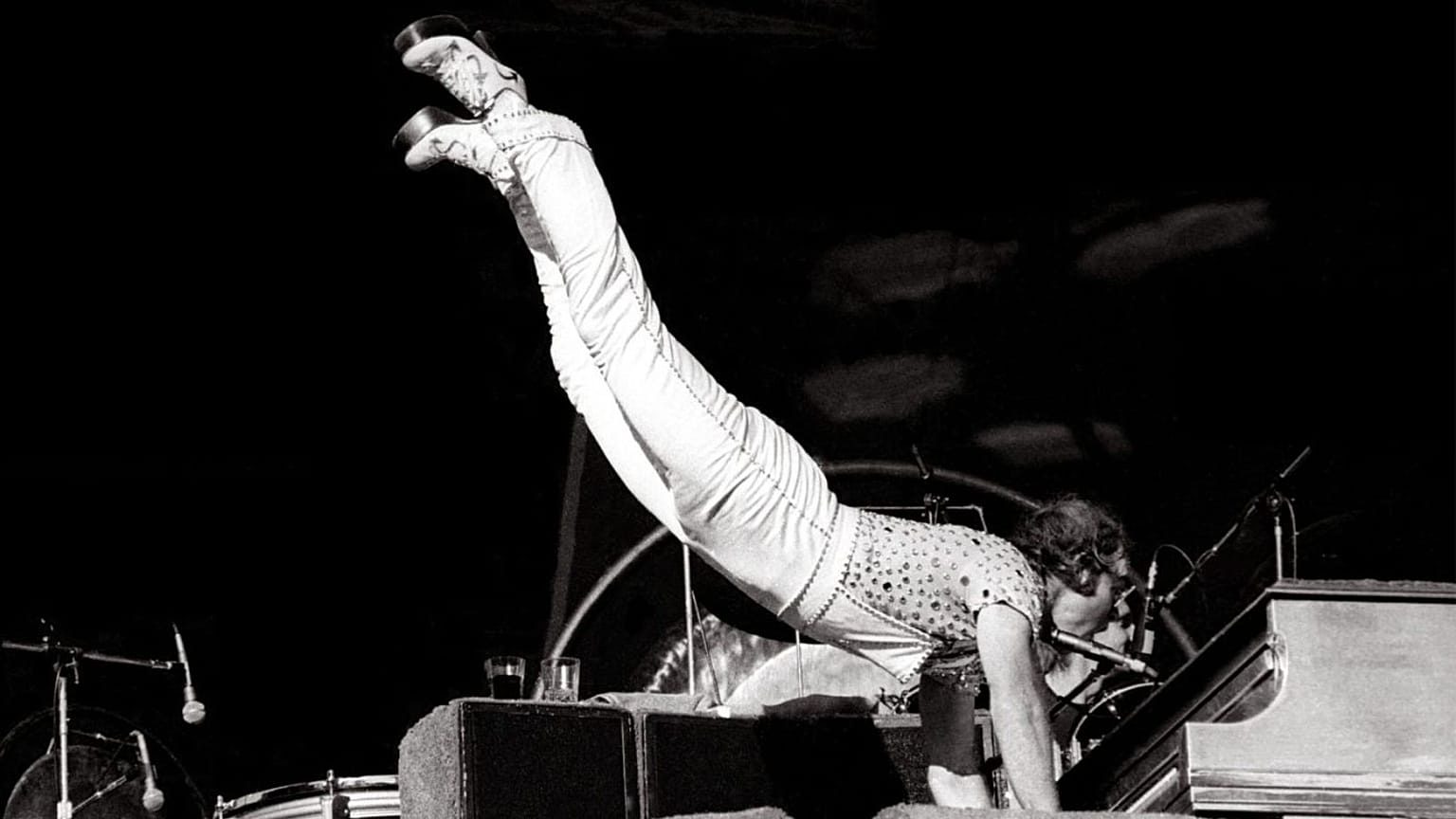 Madame Tussauds yeni balmumu çalışması için ikonik Elton John pozunu yeniden yaratıyor - Resimde: Sir Elton - 1975