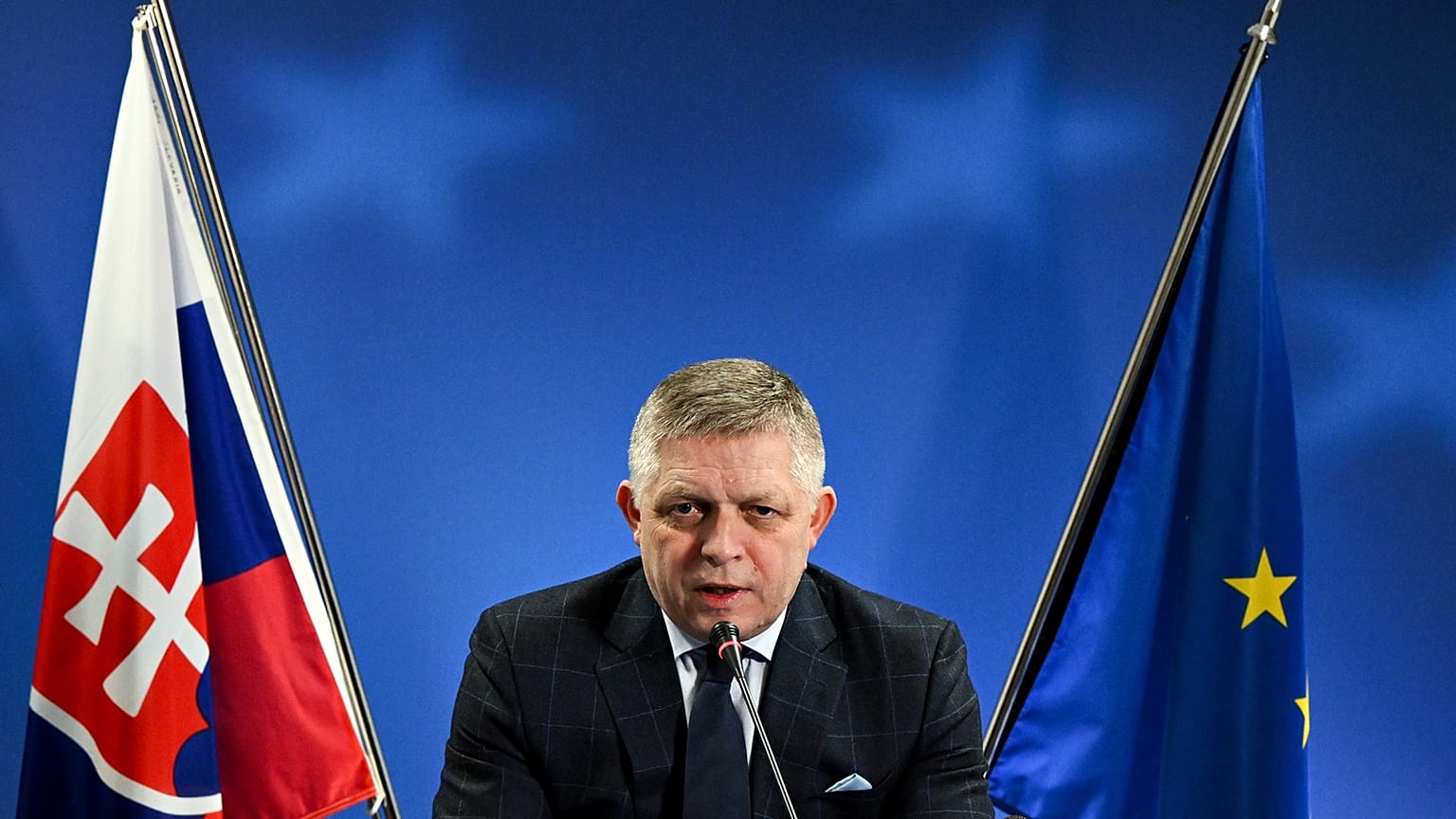 Robert Fico, da Eslováquia, criticou a decisão de Zelenskyy de suspender o trânsito do gás russo.