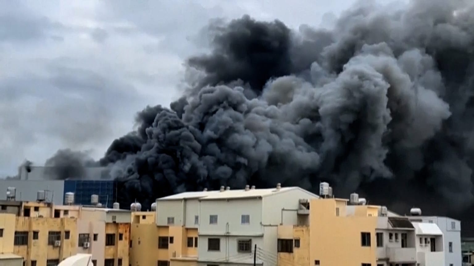 Image d'un entrepôt en feu à Taichung, Taiwan, le 19.12.2024