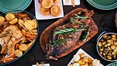 De nombreux ingrédients essentiels au repas de Noël ont été touchés par le changement climatique, qui a entraîné une baisse des rendements ou contraint les agriculteurs à s'adapter.