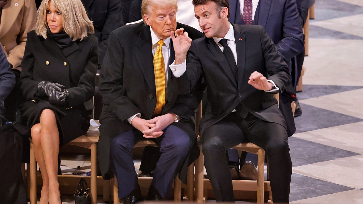El presidente francés Emmanuel Macron conversa con Donald Trump durante la inauguración de la catedral de Notre Dame en París