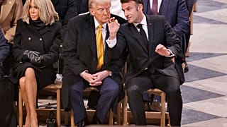 El presidente francés Emmanuel Macron conversa con Donald Trump durante la inauguración de la catedral de Notre Dame en París