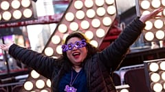 Teresa Hui pose devant les 2025 chiffres de la Saint-Sylvestre à Times Square.