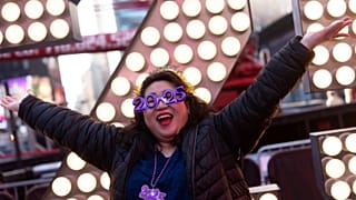 Teresa Hui posa delante de los 2025 números de Nochevieja en Times Square
