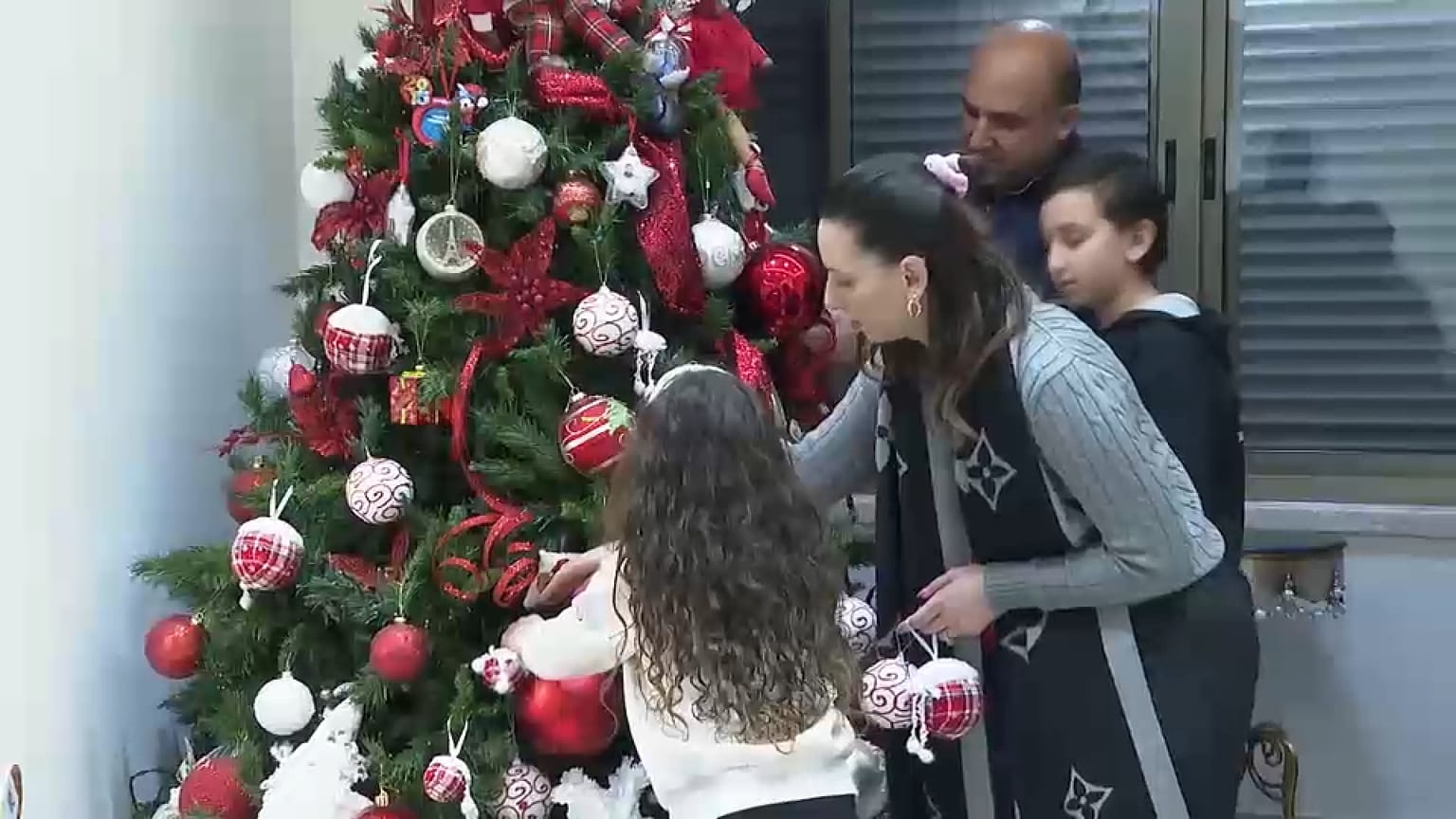 عماد ونهال بندق وأطفالهما يختارون الاحتفال بعيد الميلاد في بيت لحم بعيدًا عن الزينة، وسط مشاهد الدمار في غزة.