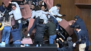 Le débat porte sur trois projets de loi défendus par le parti nationaliste, ou Kuomintang, dont un qui, selon ses détracteurs, paralyserait la Cour constitutionnelle.