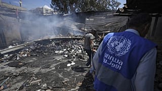 Bir UNRWA çalışanı İsrail bombardımanında yıkılan bir okulun enkazını inceliyor.