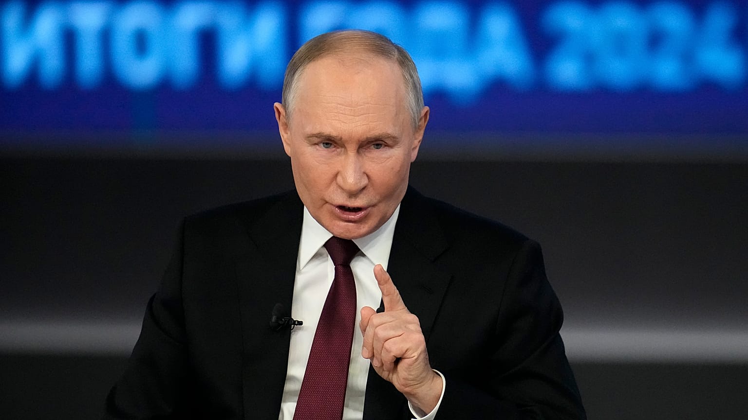 Rusya Devlet Başkanı Vladimir Putin, Moskova'daki Gostinny Dvor'da düzenlediği yıllık basın toplantısında konuşuyor.